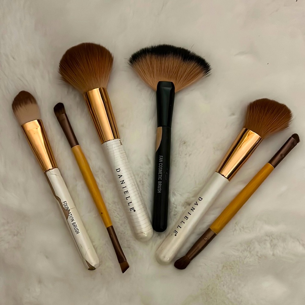 6 makeup brushes